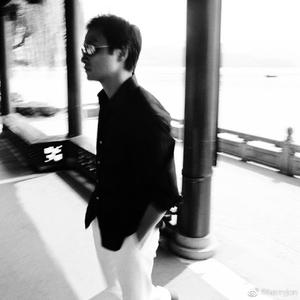 四肢被绑住憋尿捂住肚子
