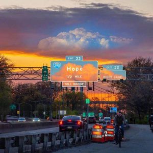 四肢被绑住憋尿捂住肚子
