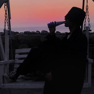 四肢被绑住憋尿捂住肚子
